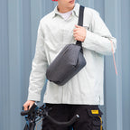 Man wearing gray leather Fingon Ⅰ large capacity city messenger bag with shoulder strap