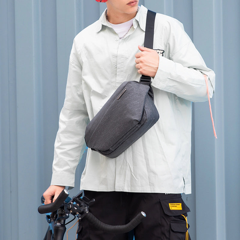 Man wearing gray leather Fingon Ⅰ large capacity city messenger bag with shoulder strap